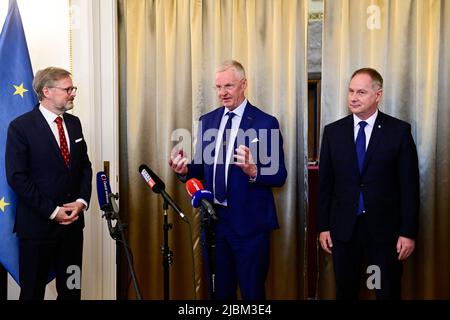 Praga, Repubblica Ceca. 07th giugno 2022. Il Ministro ceco Petr Fiala (a sinistra) ha incontrato i rappresentanti della nazionale ceca di hockey su ghiaccio, che ha vinto medaglie di bronzo ai Campionati del mondo in Finlandia, il 7 giugno 2022, a Praga, Repubblica Ceca. Al centro della foto si vede il capo allenatore Kari Jalonen e sul lato destro del ministro dell'Istruzione Petr Gazdik. Credit: Roman Vondrous/CTK Photo/Alamy Live News Foto Stock