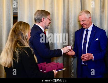 Praga, Repubblica Ceca. 07th giugno 2022. Il Ministro ceco Petr Fiala (centro) ha incontrato i rappresentanti della nazionale ceca di hockey su ghiaccio, che ha vinto medaglie di bronzo ai Campionati del mondo in Finlandia, il 7 giugno 2022, a Praga, Repubblica Ceca. Sul lato destro si trova il pullman Kari Jalonen. Credit: Roman Vondrous/CTK Photo/Alamy Live News Foto Stock