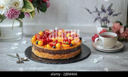 Decorato con bacche d'arancia dolce e torta di frutta Foto Stock