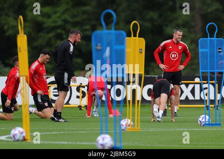 Cardiff, Regno Unito. 07th giugno 2022. Gareth Bale del Galles (r) durante la sessione di allenamento della squadra di calcio del Galles presso il vale Resort di Hensol, nei pressi di Cardiff, martedì 7th giugno 2022. La squadra si sta preparando per la prossima partita, una partita della UEFA Nations League contro i Paesi Bassi domani. Questa immagine può essere utilizzata solo per scopi editoriali. Solo per uso editoriale, pic by Andrew Orchard/Andrew Orchard sport photography/Alamy Live news Credit: Andrew Orchard sports photography/Alamy Live News Foto Stock