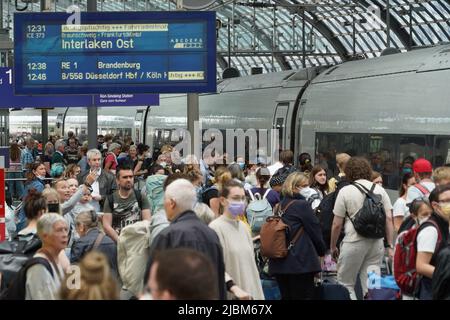 Berlino, Germania. 07th giugno 2022. Numerosi viaggiatori sono in piedi sul binario della stazione principale in attesa del treno ICE diretto a Interlaken. Credit: Joerg Carstensen/dpa/Alamy Live News Foto Stock