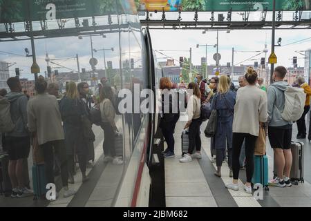 Berlino, Germania. 07th giugno 2022. Numerosi viaggiatori salono a bordo di UN TRENO ICE diretto a Interlaken presso la piattaforma della stazione principale. Credit: Joerg Carstensen/dpa/Alamy Live News Foto Stock