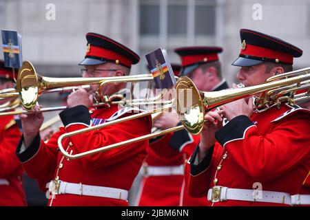 Londra, UK, 5th giu 2022, Platinum Jubilee Pageant lungo il Mall. Partendo dal Ministro Ovest fino a Buckingham Palace. Per la Regina e il Paese, parte 1 del Pageant., Andrew Lalchan Photography/Alamy Live News Foto Stock