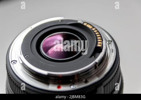 Lato posteriore dell'obiettivo di una fotocamera reflex digitale per la fotografia professionale con dettagli di montaggio della fotocamera in vista macro con splendidi dettagli dell'obiettivo per l'ottica Foto Stock