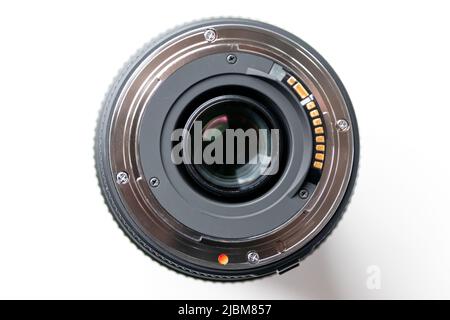 Lato posteriore dell'obiettivo di una fotocamera reflex digitale per la fotografia professionale con dettagli di montaggio della fotocamera in vista macro con splendidi dettagli dell'obiettivo per l'ottica Foto Stock