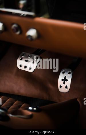 Primo piano di un'accelerazione vintage del veicolo e dei pedali dei freni, all'interno della vettura. Foto Stock