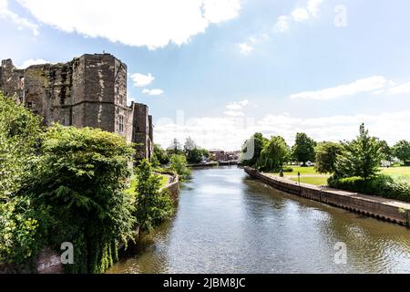 Castello gotico medievale a Newark on Trent, vicino a Nottingham, Nottinghamshire, Inghilterra, Regno Unito. Vista con il fiume Trent in estate Foto Stock