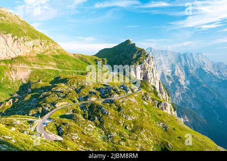 Vista sulle montagne di Mangart del parco nazionale del Triglav, Alpi Giulie, Slovenia Foto Stock
