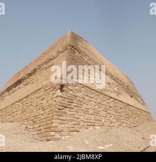 Angolo della Piramide Meidum conosciuta come la ‘Piramide collassata di Meidum vicino al Fayoum, Valle del Nilo, Egitto. Foto Stock