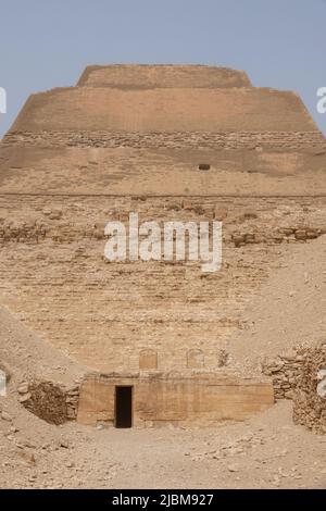 Il tempio della Piramide sulla faccia Est della Piramide Meidum conosciuta come la ‘Piramide collassata di Meidum vicino al Fayoum, Valle del Nilo, Egitto. Foto Stock