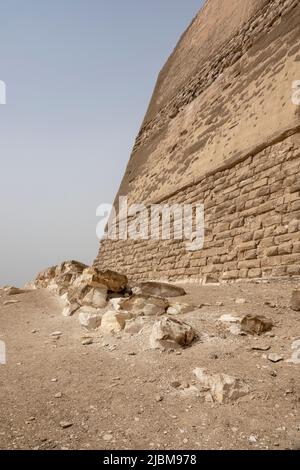 Primo piano di blocchi calcarei presso la Piramide Meidum conosciuta come la ‘Piramide collassata di Meidum vicino al Fayoum, Valle del Nilo, Egitto. Foto Stock