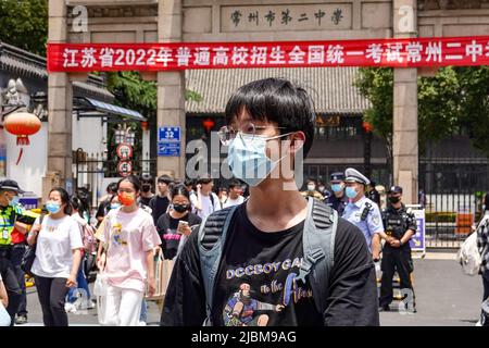 Changzhou, Cina. 07th giugno 2022. Uno studente maschio che indossa una maschera per il viso esce da una sala esame dopo il primo soggetto dell'esame di ingresso dell'università nazionale. A parte il rinvio a Shanghai a causa del COVID-19, il gaokao, noto anche come esame di ingresso al college nazionale cinese, si terrà il 7 e 8 giugno a livello nazionale, in presenza di sporadiche infezioni COVID-19 in alcuni luoghi. Quest'anno, un nuovo alto di 11,93 milioni di studenti in tutto il paese sosterà l'esame e tra questi almeno 48.000 partecipanti sosteranno i loro esami a Pechino. Credit: SOPA Images Limited/Alamy Live News Foto Stock