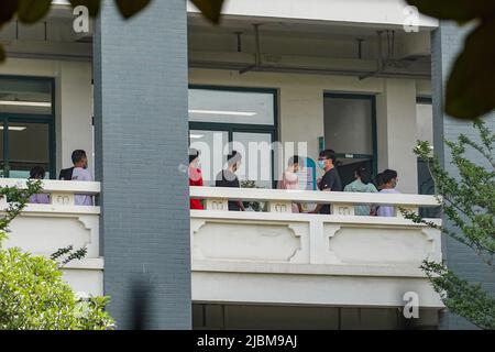 Changzhou, Cina. 07th giugno 2022. Gli studenti che indossano le maschere facciali si stanno preparando ad entrare nella sala esame per il primo esame. A parte il rinvio a Shanghai a causa del COVID-19, il gaokao, noto anche come esame di ingresso al college nazionale cinese, si terrà il 7 e 8 giugno a livello nazionale, in presenza di sporadiche infezioni COVID-19 in alcuni luoghi. Quest'anno, un nuovo alto di 11,93 milioni di studenti in tutto il paese sosterà l'esame e tra questi almeno 48.000 partecipanti sosteranno i loro esami a Pechino. Credit: SOPA Images Limited/Alamy Live News Foto Stock