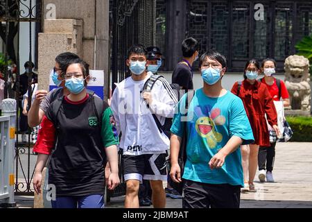 Changzhou, Cina. 07th giugno 2022. Gli studenti che indossano le maschere per il viso escono dalla sala esame dopo il primo soggetto dell'esame di ingresso dell'università nazionale. A parte il rinvio a Shanghai a causa del COVID-19, il gaokao, noto anche come esame di ingresso al college nazionale cinese, si terrà il 7 e 8 giugno a livello nazionale, in presenza di sporadiche infezioni COVID-19 in alcuni luoghi. Quest'anno, un nuovo alto di 11,93 milioni di studenti in tutto il paese sosterà l'esame e tra questi almeno 48.000 partecipanti sosteranno i loro esami a Pechino. Credit: SOPA Images Limited/Alamy Live News Foto Stock