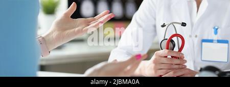 Primo piano delle mani del terapeuta con stetoscopio. Foto Stock