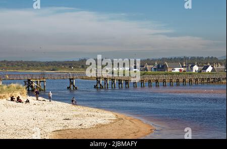 LOSSIEMOUTH MORAY SCOZIA I RESTI DECADUTI DEL VECCHIO PONTE DI LEGNO SUL FIUME LOSSIE Foto Stock