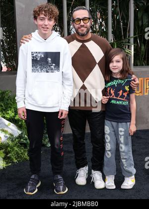 Hollywood, Stati Uniti. 06th giugno 2022. HOLLYWOOD, LOS ANGELES, CALIFORNIA, USA - 06 GIUGNO: Bronx Wentz, il musicista americano Pete Wentz e Saint Lazslo Wentz arrivano al "Jurassic World Dominion" di Los Angeles Premiere of Universal Pictures, tenuto presso il TCL Chinese Theatre IMAX il 6 giugno 2022 a Hollywood, Los Angeles, California, Stati Uniti. (Foto di Xavier Collin/Image Press Agency) Credit: Image Press Agency/Alamy Live News Foto Stock