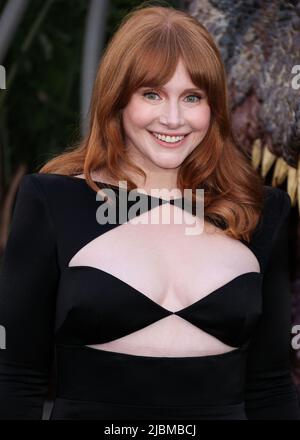 HOLLYWOOD, LOS ANGELES, CALIFORNIA, USA - 06 GIUGNO: L'attrice americana Bryce Dallas Howard che indossa un abito Alex Perry arriva al "Jurassic World Dominion" di Los Angeles Premiere of Universal Pictures, tenuto presso il TCL Chinese Theatre IMAX il 6 giugno 2022 a Hollywood, Los Angeles, California, Stati Uniti. (Foto di Xavier Collin/Image Press Agency) Foto Stock