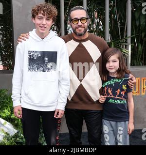 Hollywood, Stati Uniti. 06th giugno 2022. HOLLYWOOD, LOS ANGELES, CALIFORNIA, USA - 06 GIUGNO: Bronx Wentz, il musicista americano Pete Wentz e Saint Lazslo Wentz arrivano al "Jurassic World Dominion" di Los Angeles Premiere of Universal Pictures, tenuto presso il TCL Chinese Theatre IMAX il 6 giugno 2022 a Hollywood, Los Angeles, California, Stati Uniti. (Foto di Xavier Collin/Image Press Agency) Credit: Image Press Agency/Alamy Live News Foto Stock