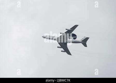 Una NATO, un Awacs di sorveglianza, di individuazione dei bersagli e di localizzazione degli aeromobili, che volano su Brunssum, Paesi Bassi Foto Stock
