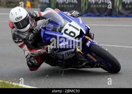 Douglas, isola di Man. 19th Jan 2022. Numero 61 durante il Monster Energy Supersport TT Race 1 all'Isola di Man, Douglas, Isola di Man il 6 giugno 2022. Foto di David Horn/prime Media Images Credit: Prime Media Images/Alamy Live News Foto Stock