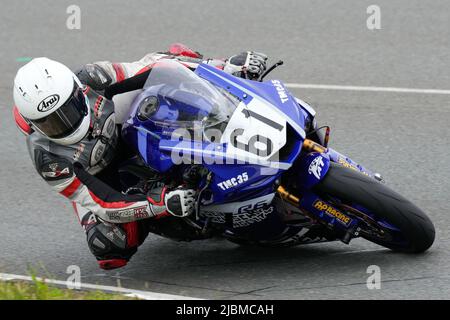 Douglas, isola di Man. 19th Jan 2022. Numero 61 durante il Monster Energy Supersport TT Race 1 all'Isola di Man, Douglas, Isola di Man il 6 giugno 2022. Foto di David Horn/prime Media Images Credit: Prime Media Images/Alamy Live News Foto Stock