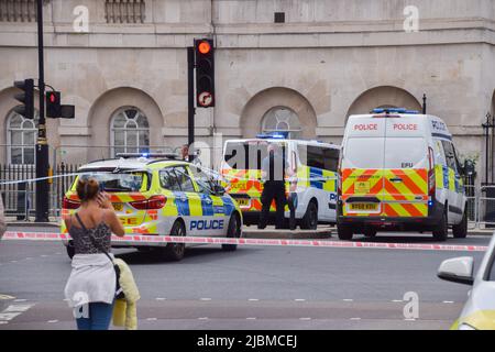 Londra, Regno Unito. 7th giugno 2022. La polizia ha evacuato e ha cordonato fuori Whitehall a causa di un pacchetto sospetto. Credit: Vuk Valcic/Alamy Live News