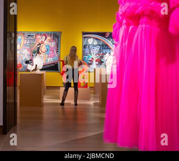 Christie’s, Londra, Regno Unito. 7 giugno 2022. La mostra Art of Literature, dedicata a London Now, un festival di arte e cultura, aperto a tutti nella sede centrale di Christie a Londra nei mesi di giugno e luglio. Opere d'arte e libri della prima edizione presentati nella Mostra d'Arte della Letteratura con la Moda di Molly Goddard, e nelle prime edizioni, Second Thoughts: Un'asta a vantaggio della PENNA inglese, entrambe parte di London Now. Immagine: Mostra Arte della Letteratura. Moda di Molly Goddard ispirata alla letteratura inglese, in prestito. Credit: Malcolm Park/Alamy Live News Foto Stock