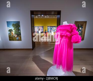 Christie’s, Londra, Regno Unito. 7 giugno 2022. La mostra Art of Literature, dedicata a London Now, un festival di arte e cultura, aperto a tutti nella sede centrale di Christie a Londra nei mesi di giugno e luglio. Opere d'arte e libri della prima edizione presentati nella Mostra d'Arte della Letteratura con la Moda di Molly Goddard, e nelle prime edizioni, Second Thoughts: Un'asta a vantaggio della PENNA inglese, entrambe parte di London Now. Immagine: Mostra Arte della Letteratura. Moda di Molly Goddard ispirata alla letteratura inglese, in prestito. Credit: Malcolm Park/Alamy Live News Foto Stock