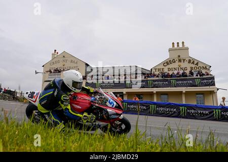 Douglas, isola di Man. 19th Jan 2022. Numero 50 durante il Monster Energy Supersport TT Race 1 all'Isola di Man, Douglas, Isola di Man il 6 giugno 2022. Foto di David Horn/prime Media Images Credit: Prime Media Images/Alamy Live News Foto Stock