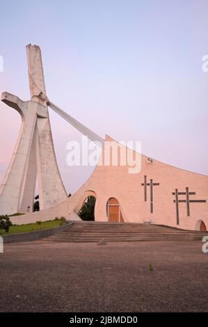 COSTA D'AVORIO, Abidjan, centro città Plateau, cattedrale cattolica San Paolo costruito nel 1985 dall'architetto Aldo Spirito / ELFENBEINKUESTE, Abidjan, Stadtzentrum Plateau, Kathedrale „St Paul Gebaut 1985 von Architekt Aldo Spirito Foto Stock