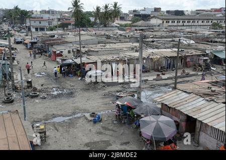 COSTA D'AVORIO, Abidjan, Koumassi-Remblais, slum Divo / ELFENBEINKUESTE, Abidjan, Stadtteil Koumassi-Remblais, Armenviertel Divo Foto Stock