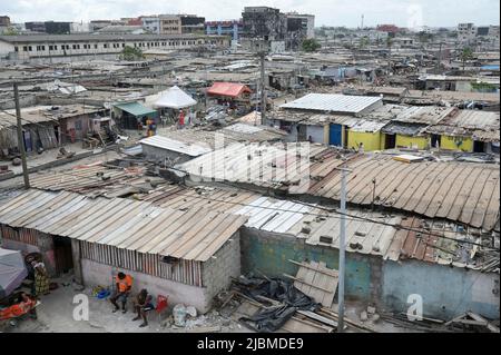 COSTA D'AVORIO, Abidjan, Koumassi-Remblais, slum Divo / ELFENBEINKUESTE, Abidjan, Stadtteil Koumassi-Remblais, Armenviertel Divo Foto Stock