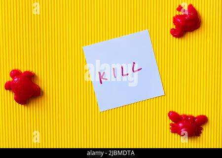 vista dall'alto di animali marini giocattolo rossi vicino a carta blu con iscrizione kill su sfondo giallo Foto Stock