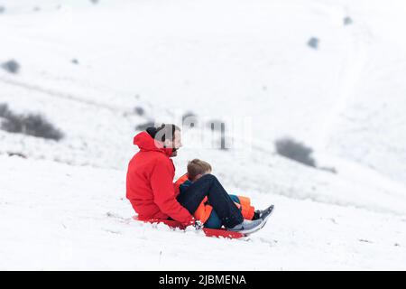 Brighton, 1st 2019 febbraio: Il primo giorno di febbraio ha comprato la gente fuori giocare nella neve ai South Downs, al Dike del Diavolo, vicino Brighton Foto Stock