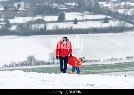 Brighton, 1st 2019 febbraio: Il primo giorno di febbraio ha comprato la gente fuori giocare nella neve ai South Downs, al Dike del Diavolo, vicino Brighton Foto Stock