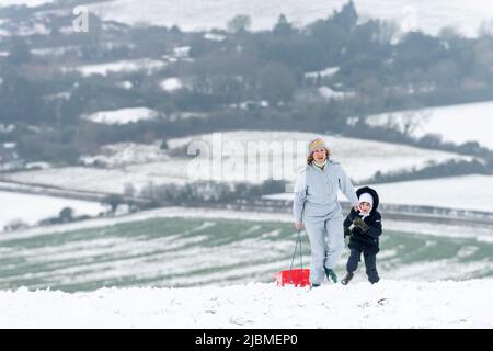 Brighton, 1st 2019 febbraio: Il primo giorno di febbraio ha comprato la gente fuori giocare nella neve ai South Downs, al Dike del Diavolo, vicino Brighton Foto Stock