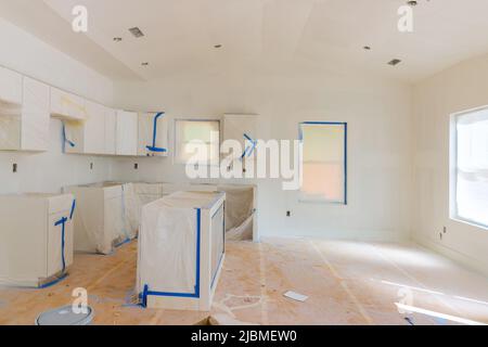 Interno cucina bianca con pittura a parete Foto Stock