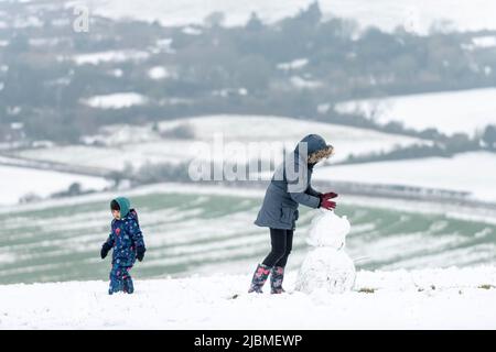 Brighton, 1st 2019 febbraio: Il primo giorno di febbraio ha comprato la gente fuori giocare nella neve ai South Downs, al Dike del Diavolo, vicino Brighton Foto Stock