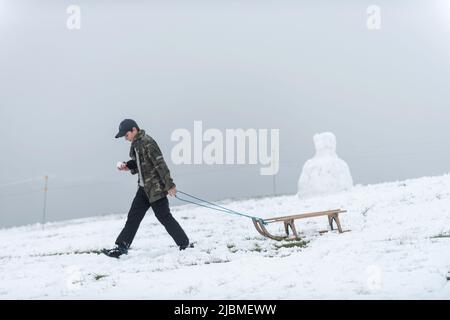 Brighton, 1st 2019 febbraio: Il primo giorno di febbraio ha comprato la gente fuori giocare nella neve ai South Downs, al Dike del Diavolo, vicino Brighton Foto Stock