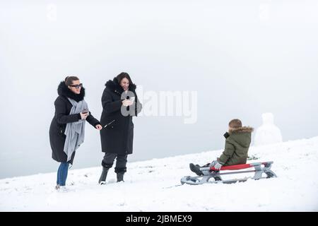 Brighton, 1st 2019 febbraio: Il primo giorno di febbraio ha comprato la gente fuori giocare nella neve ai South Downs, al Dike del Diavolo, vicino Brighton Foto Stock