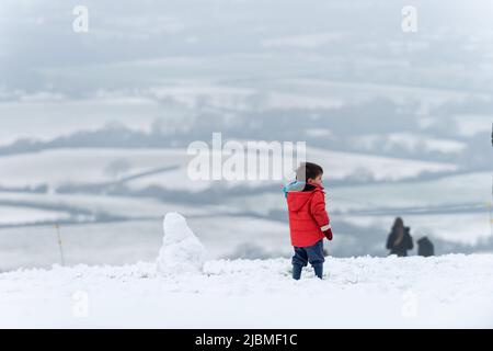 Brighton, 1st 2019 febbraio: Il primo giorno di febbraio ha comprato la gente fuori giocare nella neve ai South Downs, al Dike del Diavolo, vicino Brighton Foto Stock