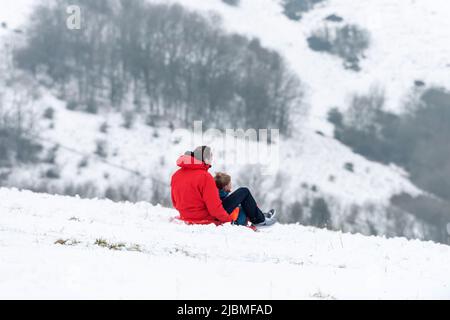 Brighton, 1st 2019 febbraio: Il primo giorno di febbraio ha comprato la gente fuori giocare nella neve ai South Downs, al Dike del Diavolo, vicino Brighton Foto Stock