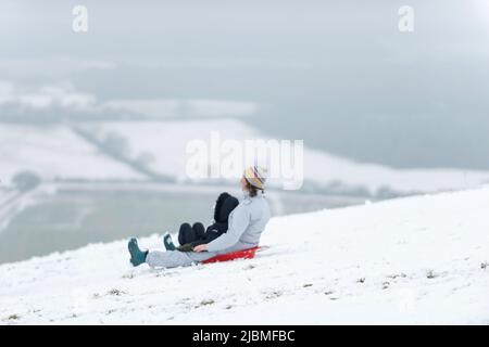 Brighton, 1st 2019 febbraio: Il primo giorno di febbraio ha comprato la gente fuori giocare nella neve ai South Downs, al Dike del Diavolo, vicino Brighton Foto Stock