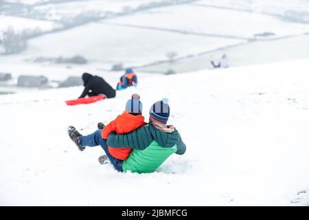 Brighton, 1st 2019 febbraio: Il primo giorno di febbraio ha comprato la gente fuori giocare nella neve ai South Downs, al Dike del Diavolo, vicino Brighton Foto Stock