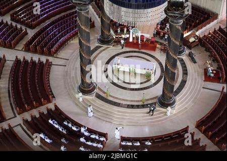 COSTA D'AVORIO, Yamoussoukro, Basilica cattolica romana di nostra Signora della Pace, gruppo di preti / ELFENBEINKUESTE, Yamoussoukro, Römisch katholische Basilika Notre-Dame de la Paix, Unserer Lieben Frau des Friedens, der Bau wurde von 1985 bis 1988 nach Plänen Pierre Fakhoury Petererricktom et nachden und funden. Mit etwa 8,000 m² Grundfläche und einer Kuppelhöhe von 158,1 m gehört sie zu den größten und höchsten Kirchengebäuden der Welt und fascia etwa 11,000 Menschen. Die Kirche wurde vom ersten Präsidenten der Elfenbeinküste, Félix Houphouët-Boigny, gestiftet. 1990 wurde sie von P Foto Stock