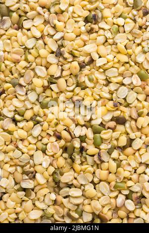 pelle spaccata rimossa fagioli mung o grammi verdi, anche noti come semi di moong, ingrediente di base in piatti del sud-est asiatico, legumi ricchi di proteine Foto Stock