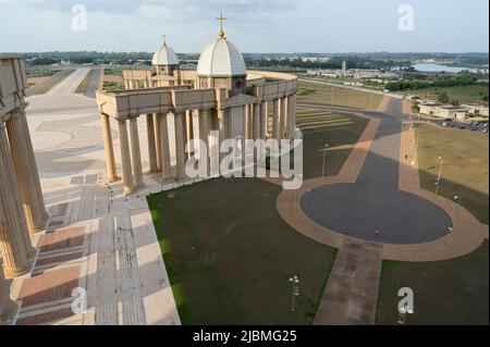 COSTA D'AVORIO, Yamoussoukro, Basilica cattolica romana di nostra Signora della Pace / ELFENBEINKUESTE, Yamoussoukro, Römisch katholische Basilika Notre-Dame de la Paix, Unserer Lieben Frau des Friedens, der Bau wurde von 1985 bis 1988 nach Plänen von Pierre Fakhoury errichtet und Peterist funden sendem. Mit etwa 8,000 m² Grundfläche und einer Kuppelhöhe von 158,1 m gehört sie zu den größten und höchsten Kirchengebäuden der Welt und fascia etwa 11,000 Menschen. Die Kirche wurde vom ersten Präsidenten der Elfenbeinküste, Félix Houphouët-Boigny, gestiftet. 1990 wurde sie von Papst Johannes Pau Foto Stock