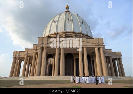 COSTA D'AVORIO, Yamoussoukro, Basilica cattolica romana di nostra Signora della Pace / ELFENBEINKUESTE, Yamoussoukro, Römisch katholische Basilika Notre-Dame de la Paix, Unserer Lieben Frau des Friedens, der Bau wurde von 1985 bis 1988 nach Plänen von Pierre Fakhoury errichtet und Peterist funden sendem. Mit etwa 8,000 m² Grundfläche und einer Kuppelhöhe von 158,1 m gehört sie zu den größten und höchsten Kirchengebäuden der Welt und fascia etwa 11,000 Menschen. Die Kirche wurde vom ersten Präsidenten der Elfenbeinküste, Félix Houphouët-Boigny, gestiftet. 1990 wurde sie von Papst Johannes Pau Foto Stock