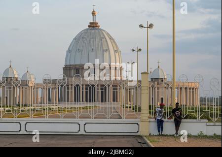 COSTA D'AVORIO, Yamoussoukro, Basilica cattolica romana di nostra Signora della Pace / ELFENBEINKUESTE, Yamoussoukro, Römisch katholische Basilika Notre-Dame de la Paix, Unserer Lieben Frau des Friedens, der Bau wurde von 1985 bis 1988 nach Plänen von Pierre Fakhoury errichtet und Peterist funden sendem. Mit etwa 8,000 m² Grundfläche und einer Kuppelhöhe von 158,1 m gehört sie zu den größten und höchsten Kirchengebäuden der Welt und fascia etwa 11,000 Menschen. Die Kirche wurde vom ersten Präsidenten der Elfenbeinküste, Félix Houphouët-Boigny, gestiftet. 1990 wurde sie von Papst Johannes Pau Foto Stock